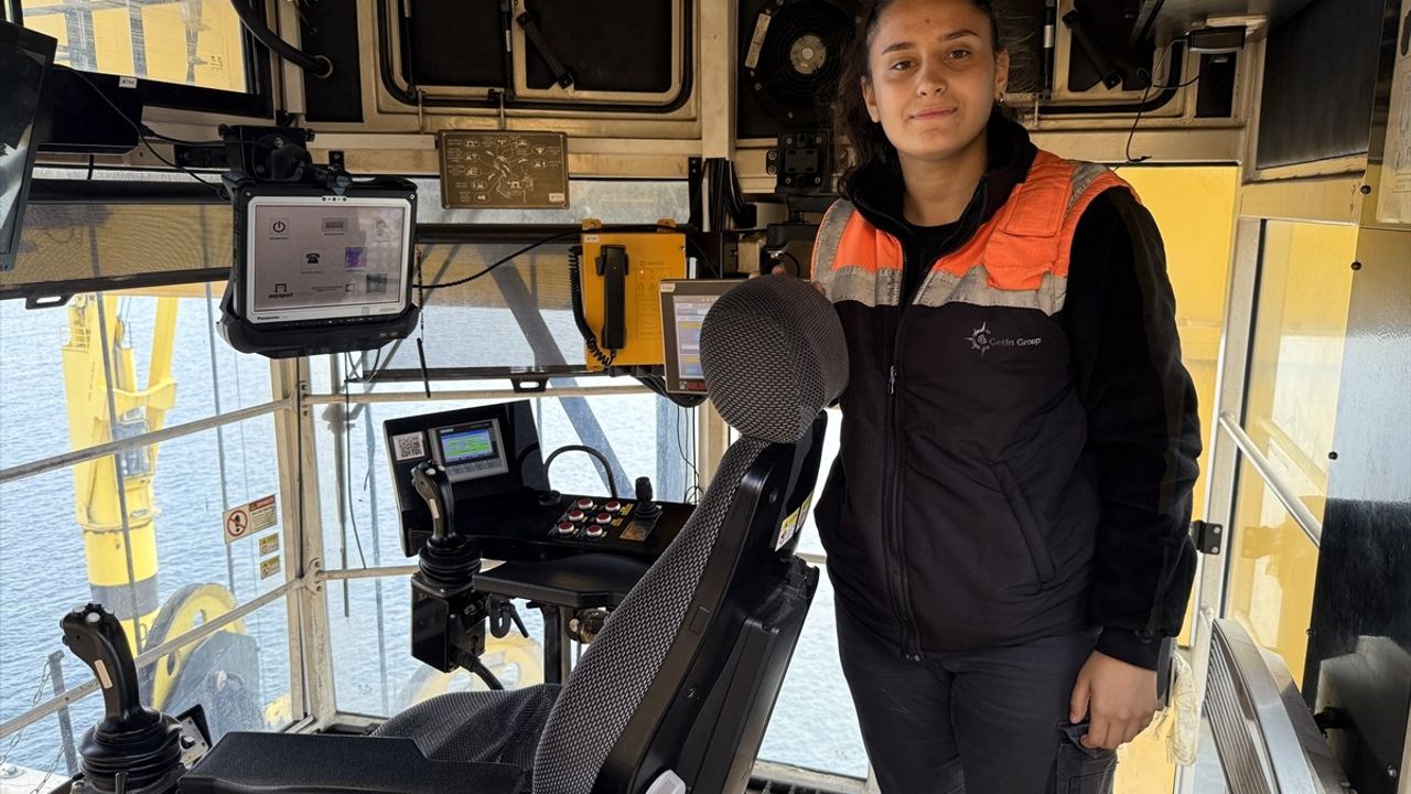 Tekirdağ'da 21 Yaşındaki Şifa Çuhadar'dan Vinç Operatörlüğü Örneği