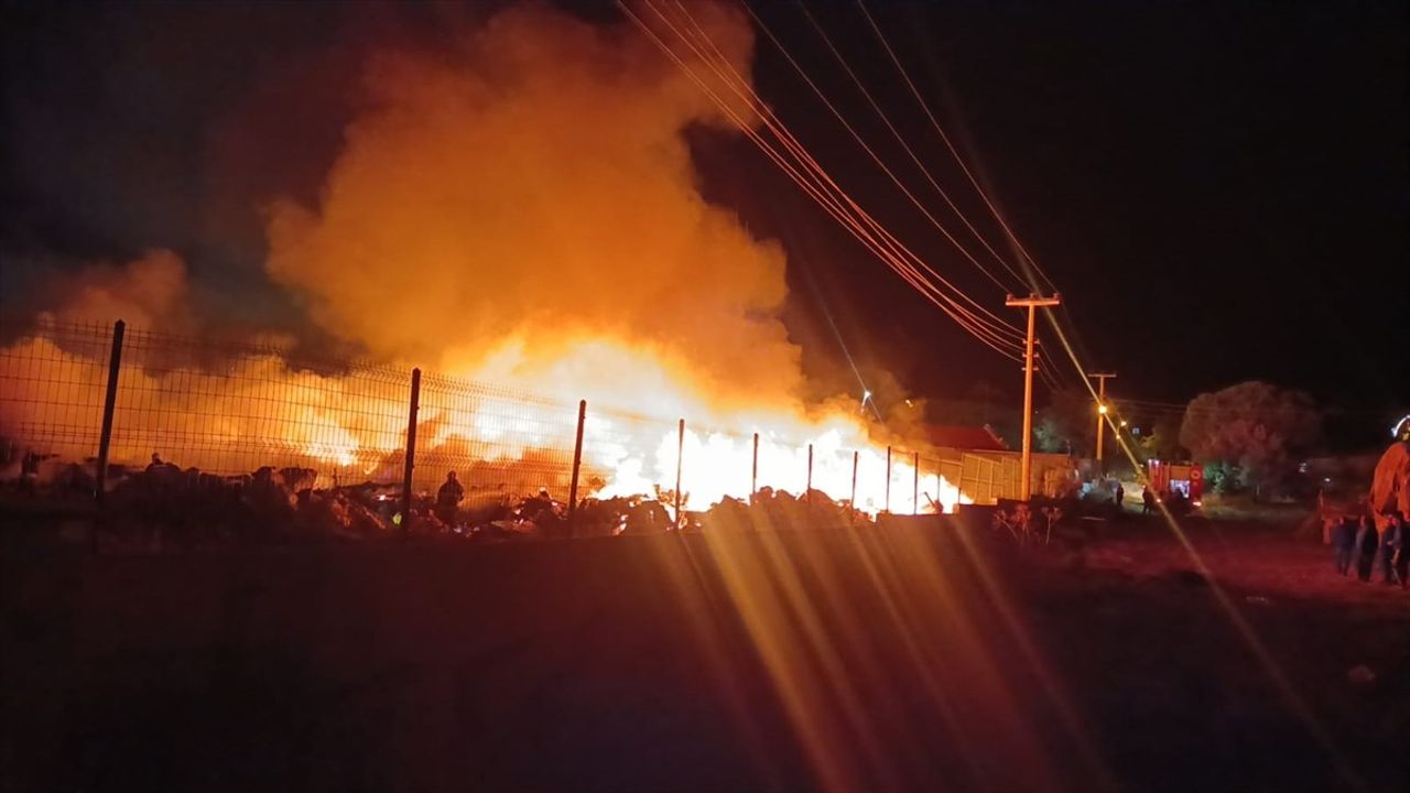 Tekirdağ'da Atık Toplama Merkezinde Yangın Çıktı