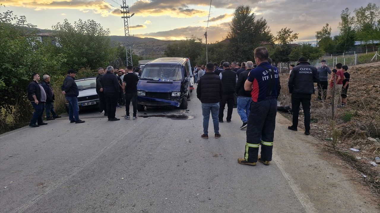 Tokat’ta Minibüs ve Otomobil Çarpıştı: 5 Yaralı