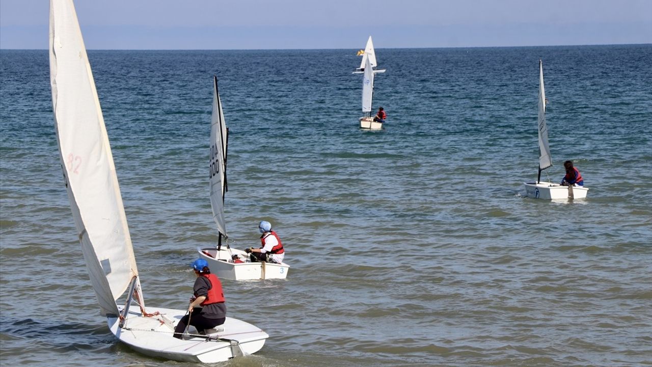 Trabzon'da Cumhuriyet Kupası Yelken Yarışları Başladı