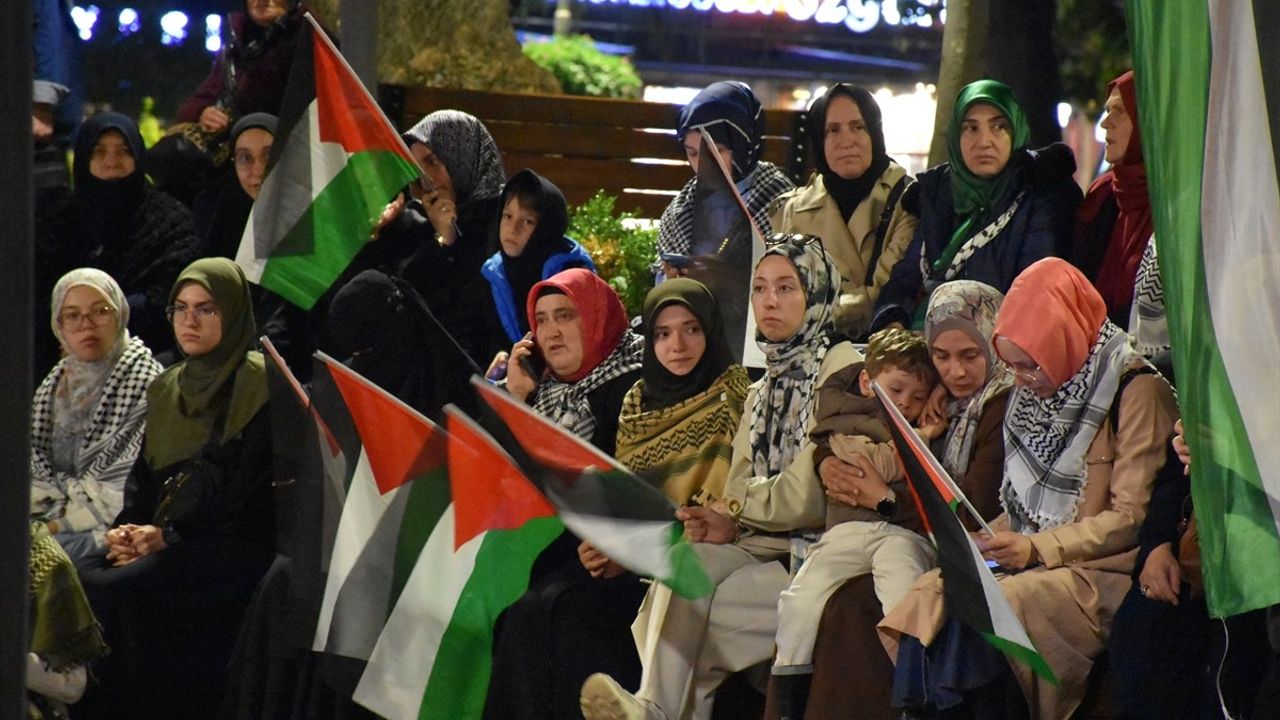 Trabzon'da Küresel Sumud Filosu'na Destek Gösterisi