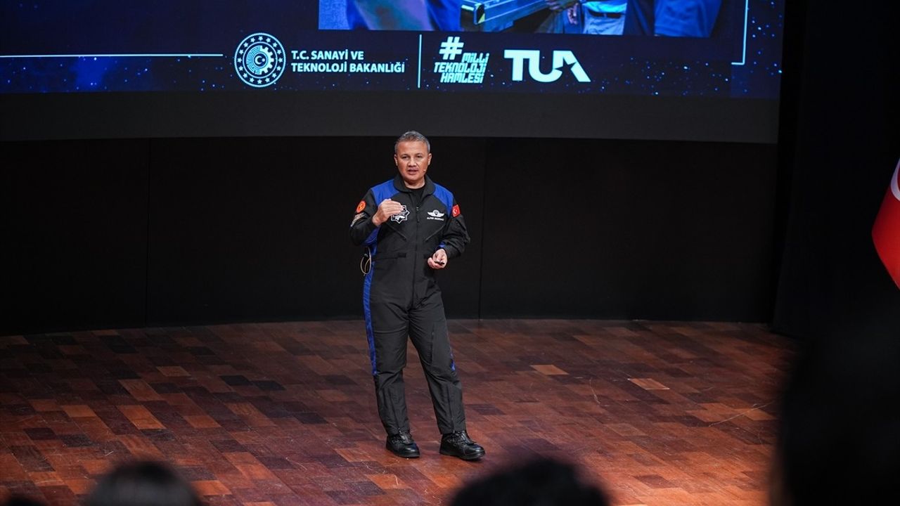 Türkiye'nin İlk Astronotu Alper Gezeravcı Gençlerle Buluştu