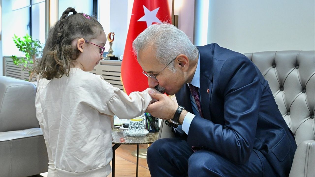 Ulaştırma Bakanı Uraloğlu İkiz Kardeşleri Ağırladı