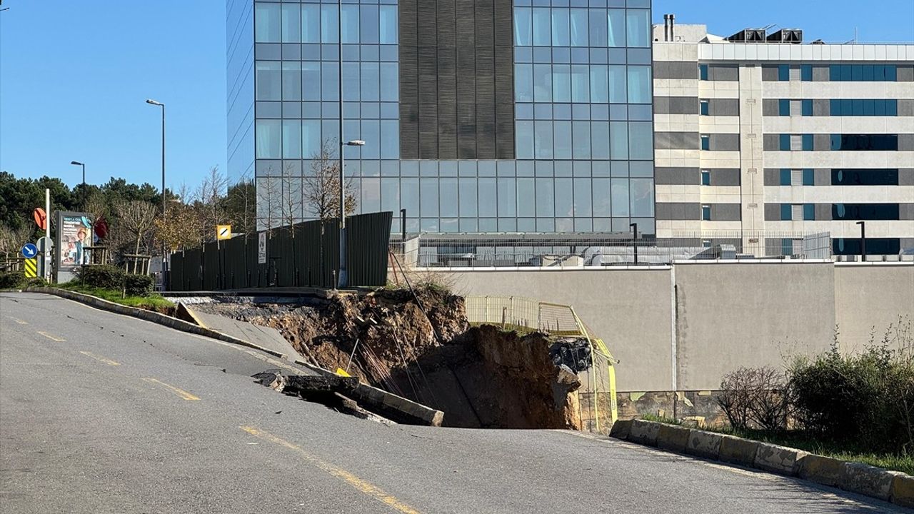 Ümraniye'de İnsana Göre Yıkılan İstinat Duvarı Yolda Çökmeye Neden Oldu