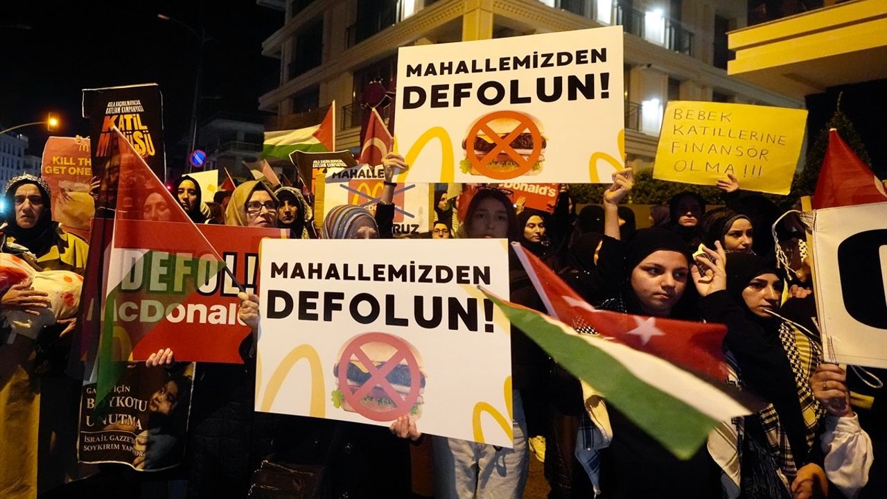 Üsküdar'da Mahalleli McDonald's'ı Protesto Ediyor