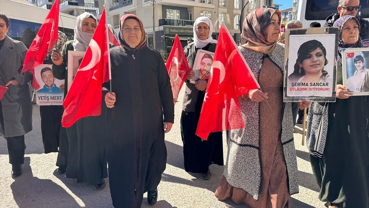 Van'da Ailelerin Sessiz Eylemi Devam Ediyor