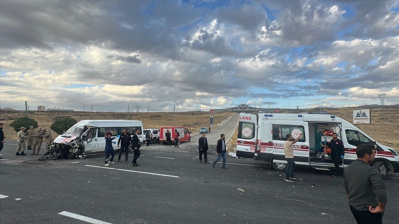 Van'da Öğrenci Servisi ile Tır Çarpıştı: 14 Yaralı