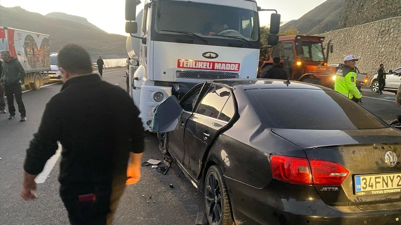 Van'da Tanker ile Otomobil Çarpıştı: 3 Kişi Hayatını Kaybetti