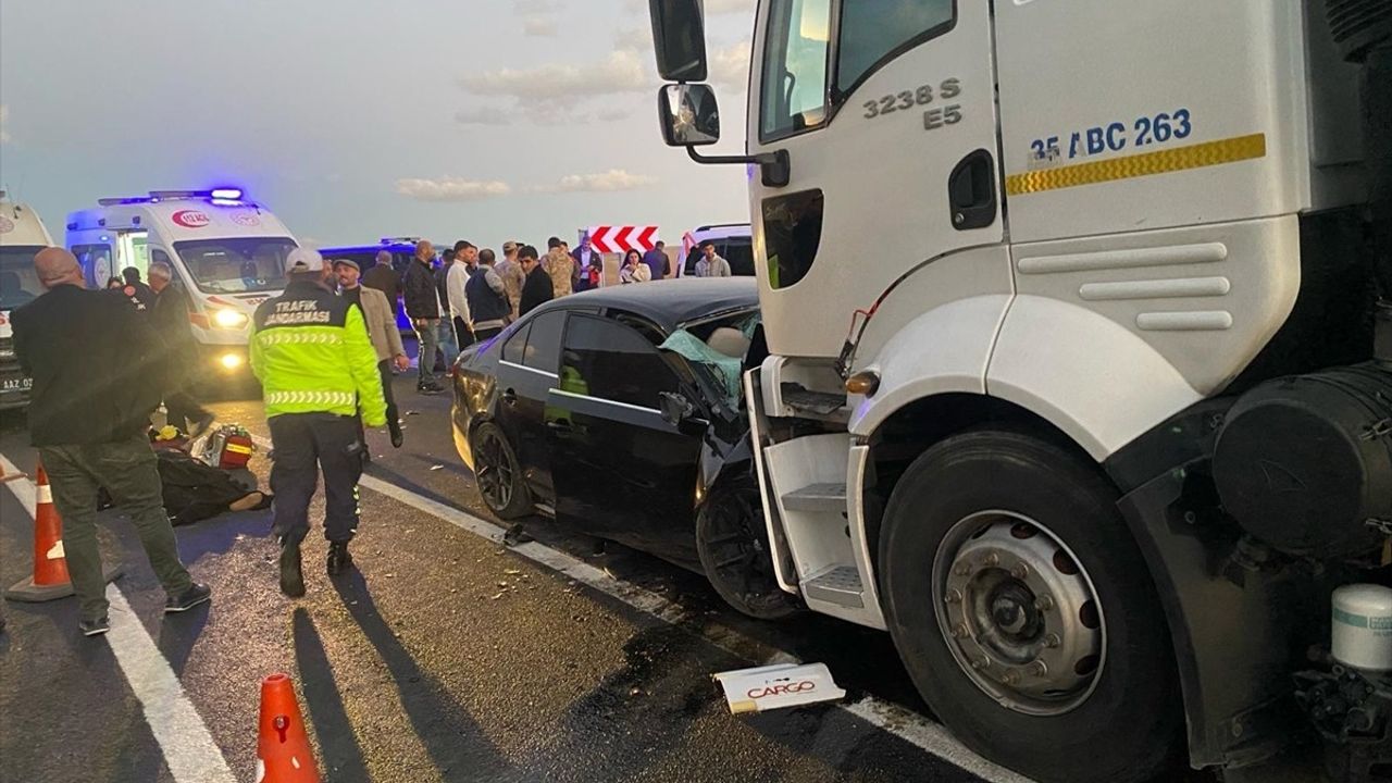Van'da Tanker ve Otomobil Çarpıştı: 2 Ölü, 4 Yaralı