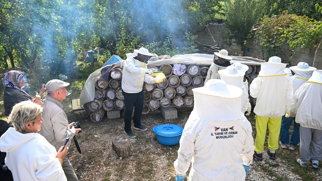 Van'da Turistler Bal Hasadı Yaparak Eşsiz Bir Deneyim Yaşadı