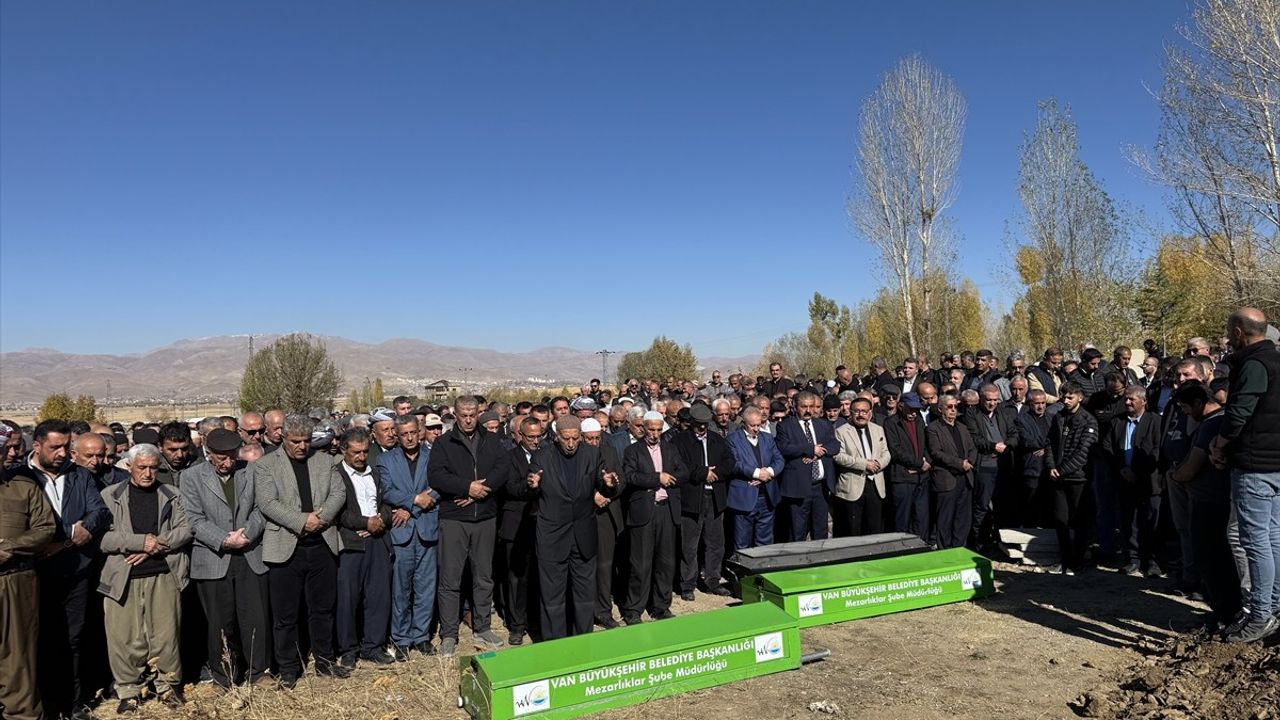 Van-Hakkari Karayolundaki Trafik Kazasında Üç Kişi Hayatını Kaybetti