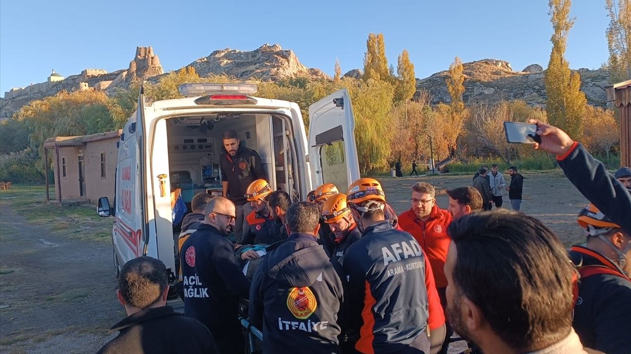 Van Kalesi'nde Düşen Kişi Kurtarıldı