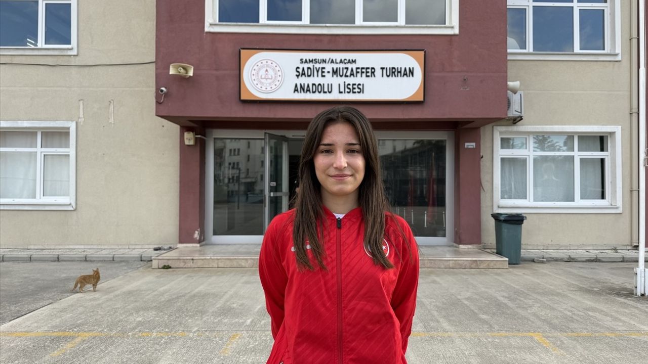 Yağmur Tosun'un Dönüşü: Dünya Üçüncüsü Milli Bocceci Okulunda Çiçeklerle Karşılandı