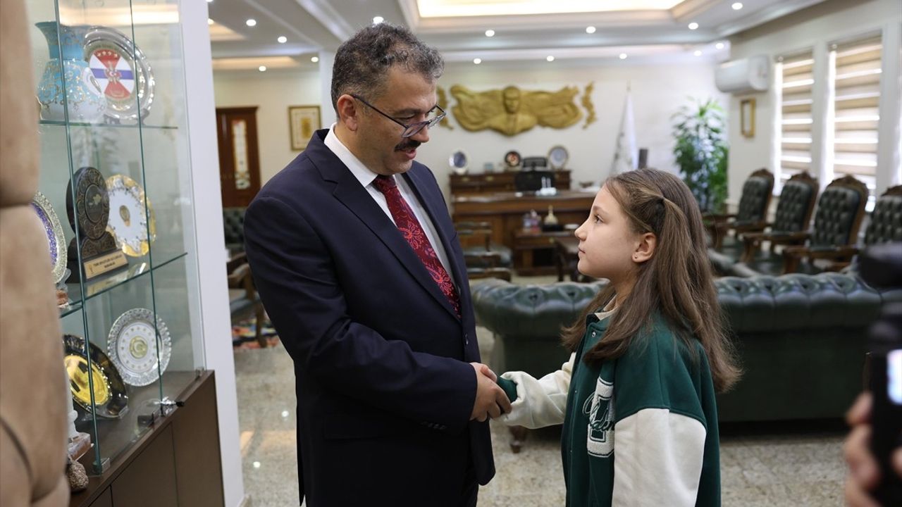 Yağmurda İstiklal Marşı Okuyarak Ödül Alan Öğrenci