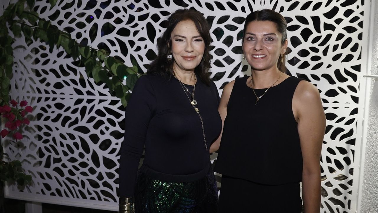 Yeşim Salkım, Kız Çocukları İçin Bodrum'da Konser Verdi