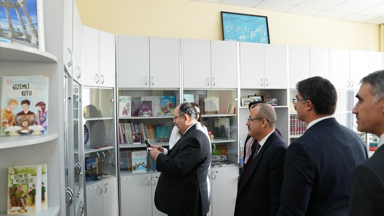 YSK Başkanı Ahmet Yener, Belarus'ta Türk Dili ve Kültürü Merkezi'ni İnceledi