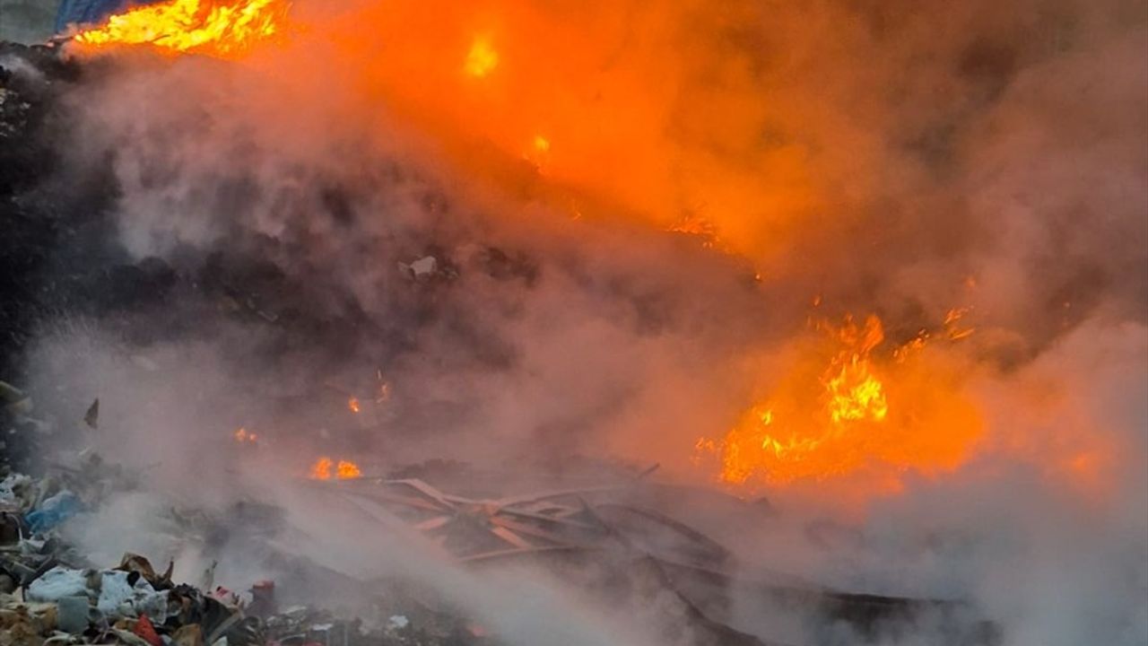 Yüreğir'deki Çöplük Yangını Kontrol Altına Alındı