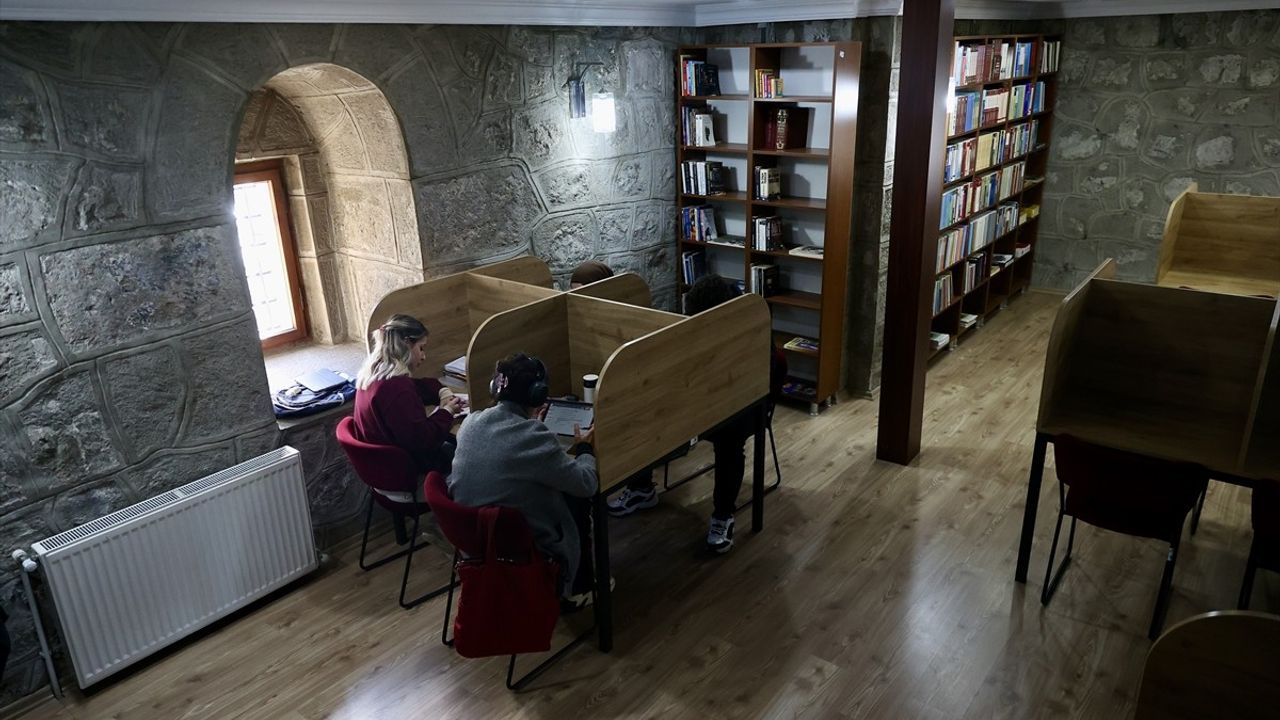 Zağnos Burcu'ndaki Kütüphane: Sessiz Ortamda Öğrencilerin Tercihi