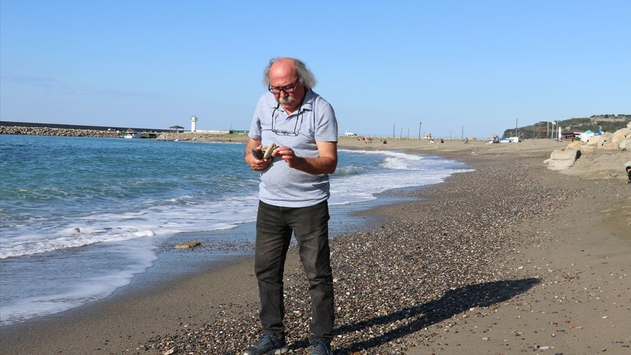 Zonguldak'taki Emekli Öğretmenin Denizin İzlerini Sanata Dönüştürdüğü Hikaye