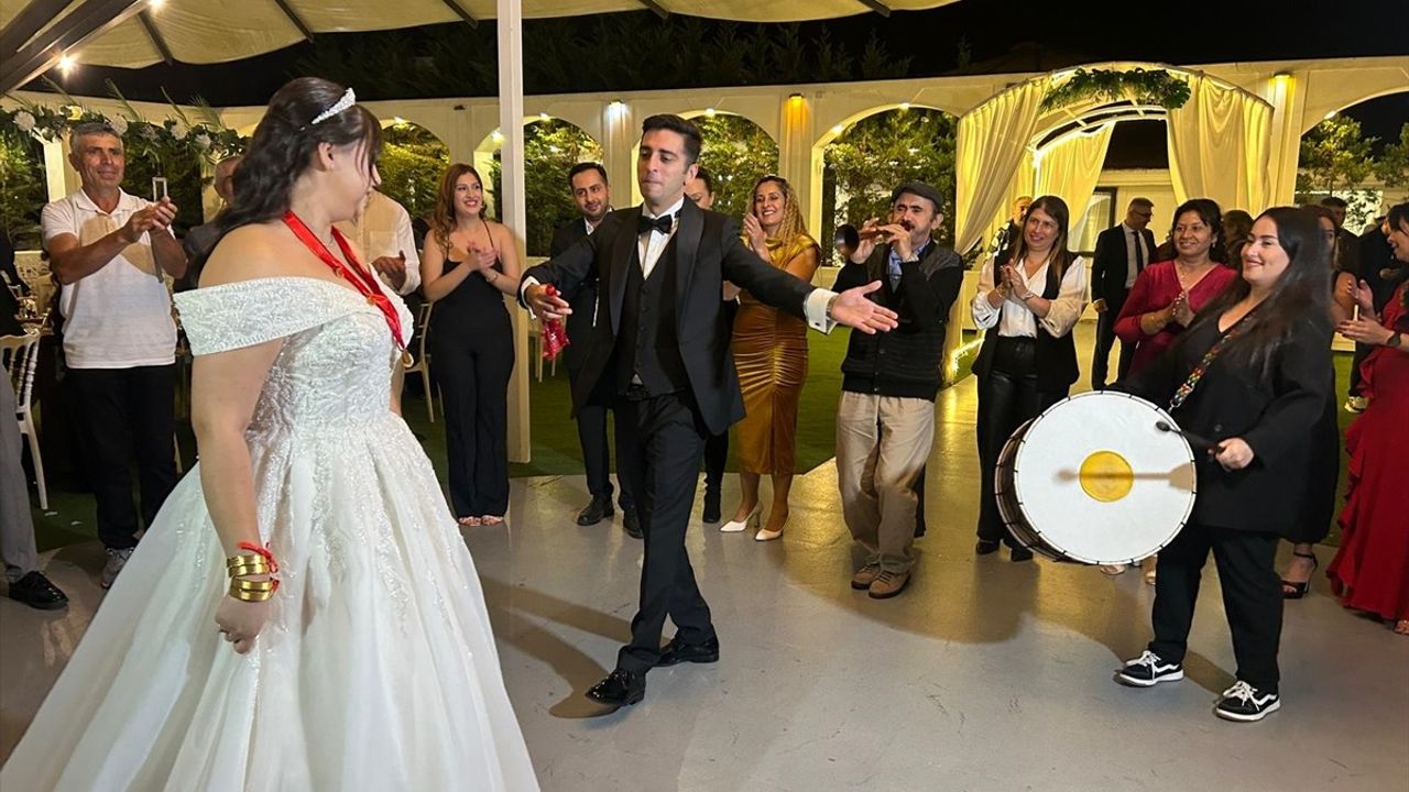 Zurnacı Baba ve Davulcu Kızı Düğünlerin Vazgeçilmezi