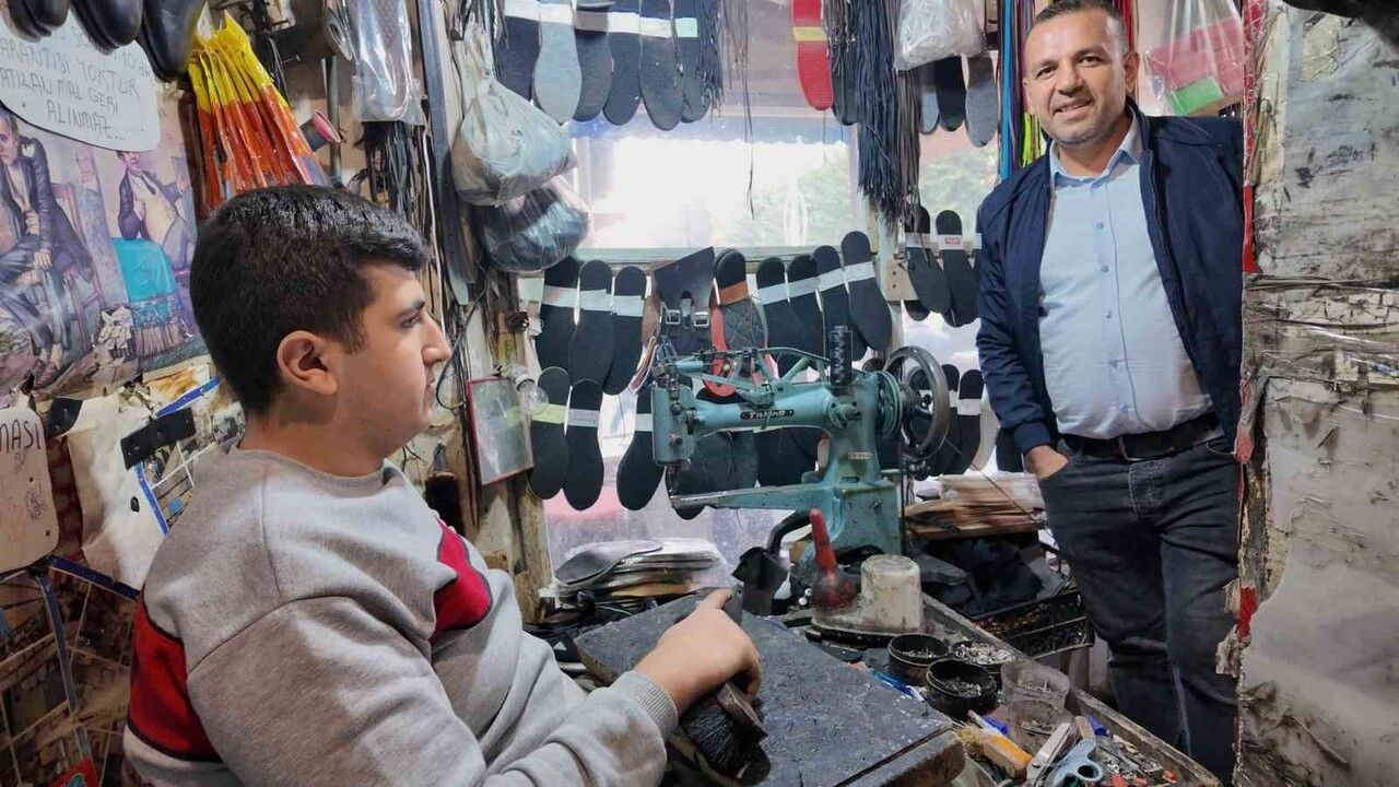 16 yaşında dedesinden dükkanı devraldı: 3 buçuk metrekarelik dükkânda ayakkabı tamirciliği
