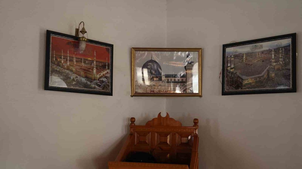 161 yıllık Kırşehir Çarşı Camii kırlangıç tavanıyla öne çıkıyor