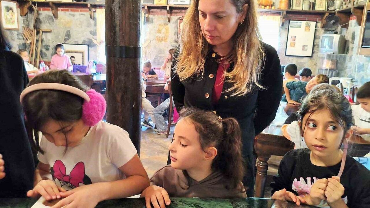 2. ve 4. sınıf öğrencileri Nilüfer'de kestane şekeri tesisini gezdi