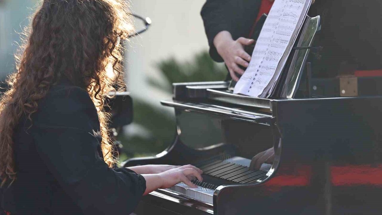 25. Uluslararası Antalya Piyano Festivali Attalos Heykeli önünde başladı