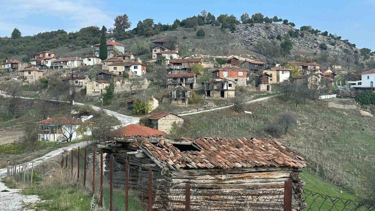 450 yıllık Çökene köyü sessizliğe büründü — nüfus 4