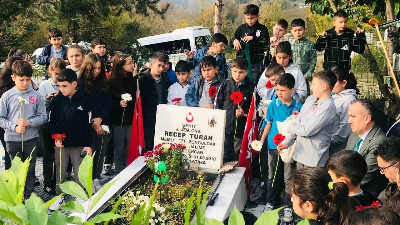 5. Sınıf Öğrencilerinden Şehit Recep Turan'a Doğum Gününde Kabir Ziyareti