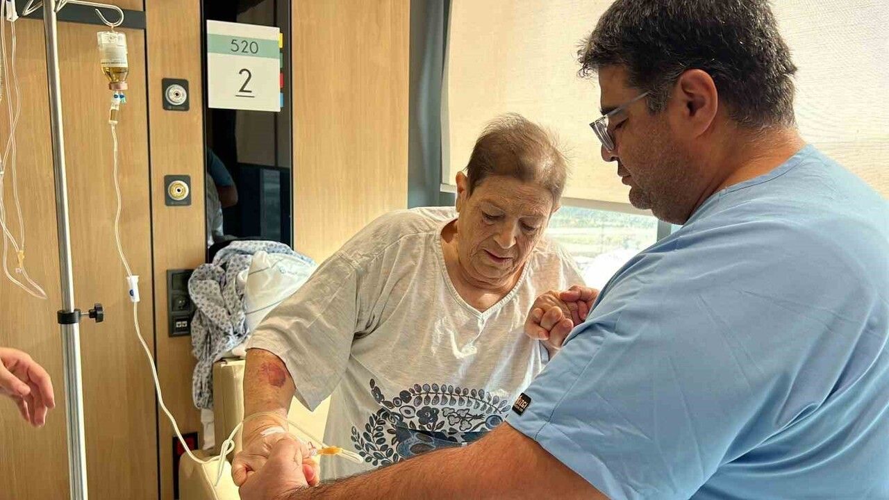 74 yaşındaki hasta omurga ameliyatı sonrası yeniden yürümeye başladı