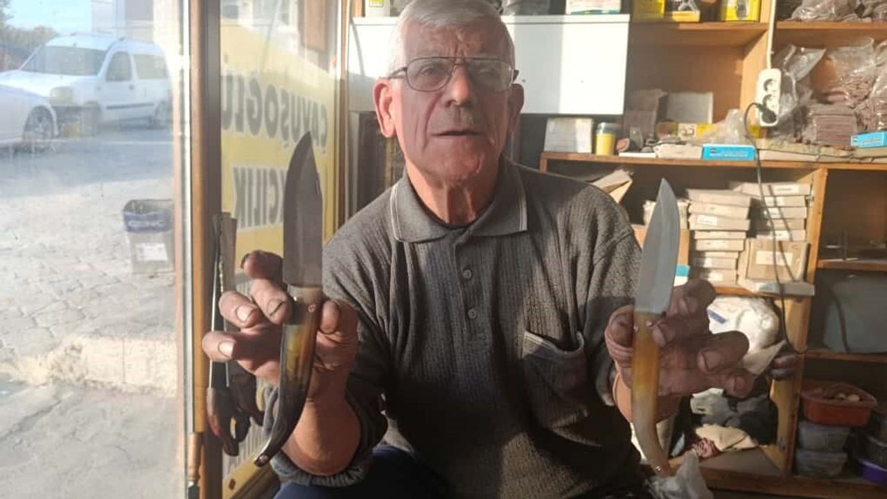 75 yaşındaki usta, el işçiliğiyle koç boynuzu bıçak üretiyor
