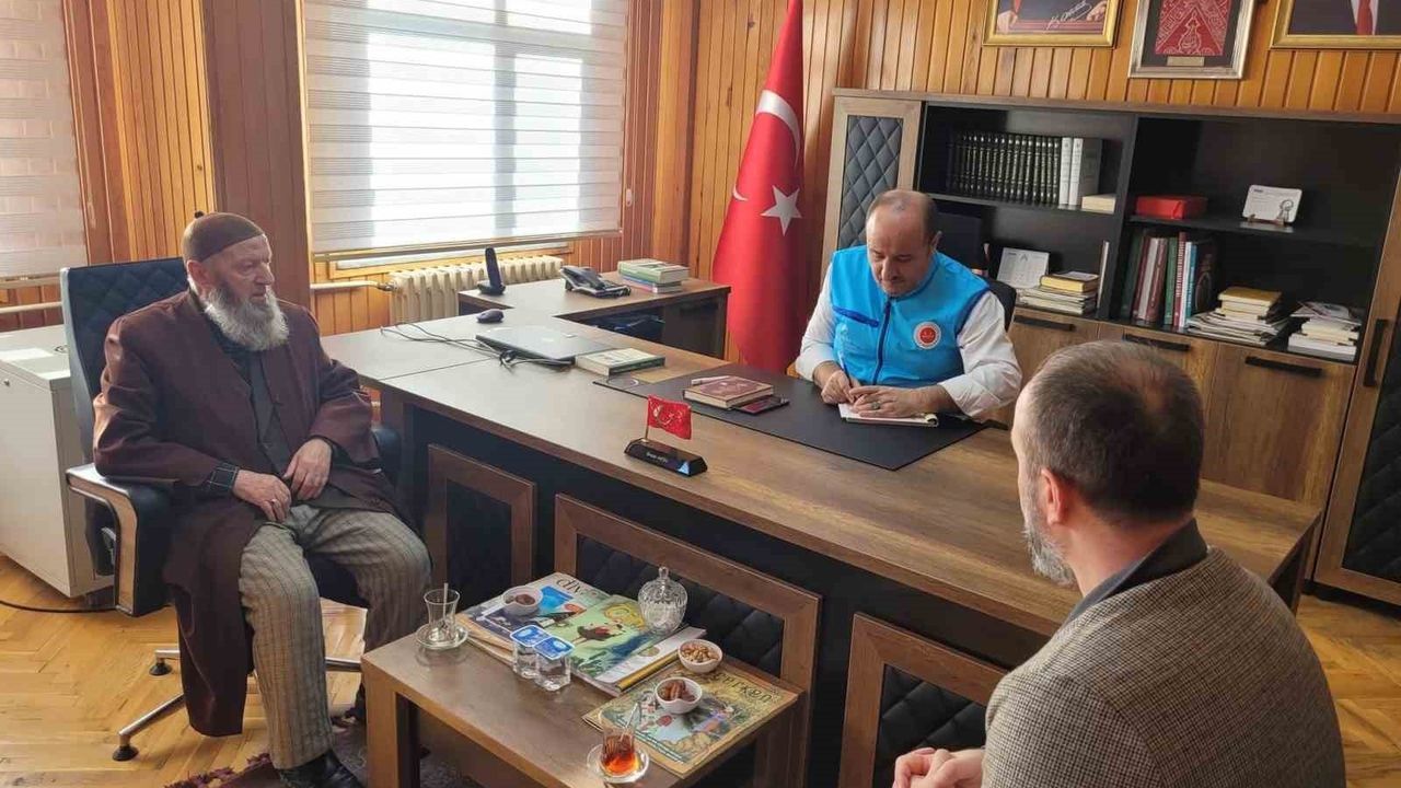 80 Yaşındaki Emekli İmam ve Oğlu, Gazze İçin 155 bin 275 Lira Bağış Teslim Etti