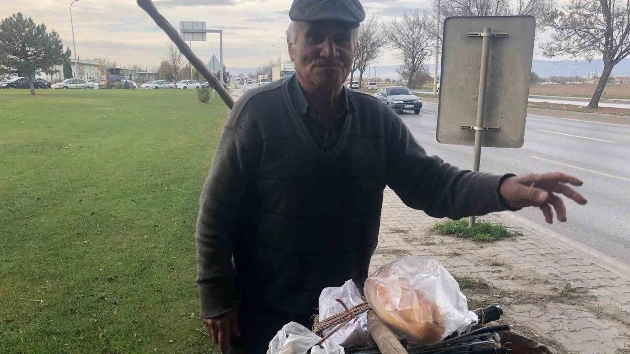 84 yaşında bisikletiyle atık toplayıp geçimini sağlıyor