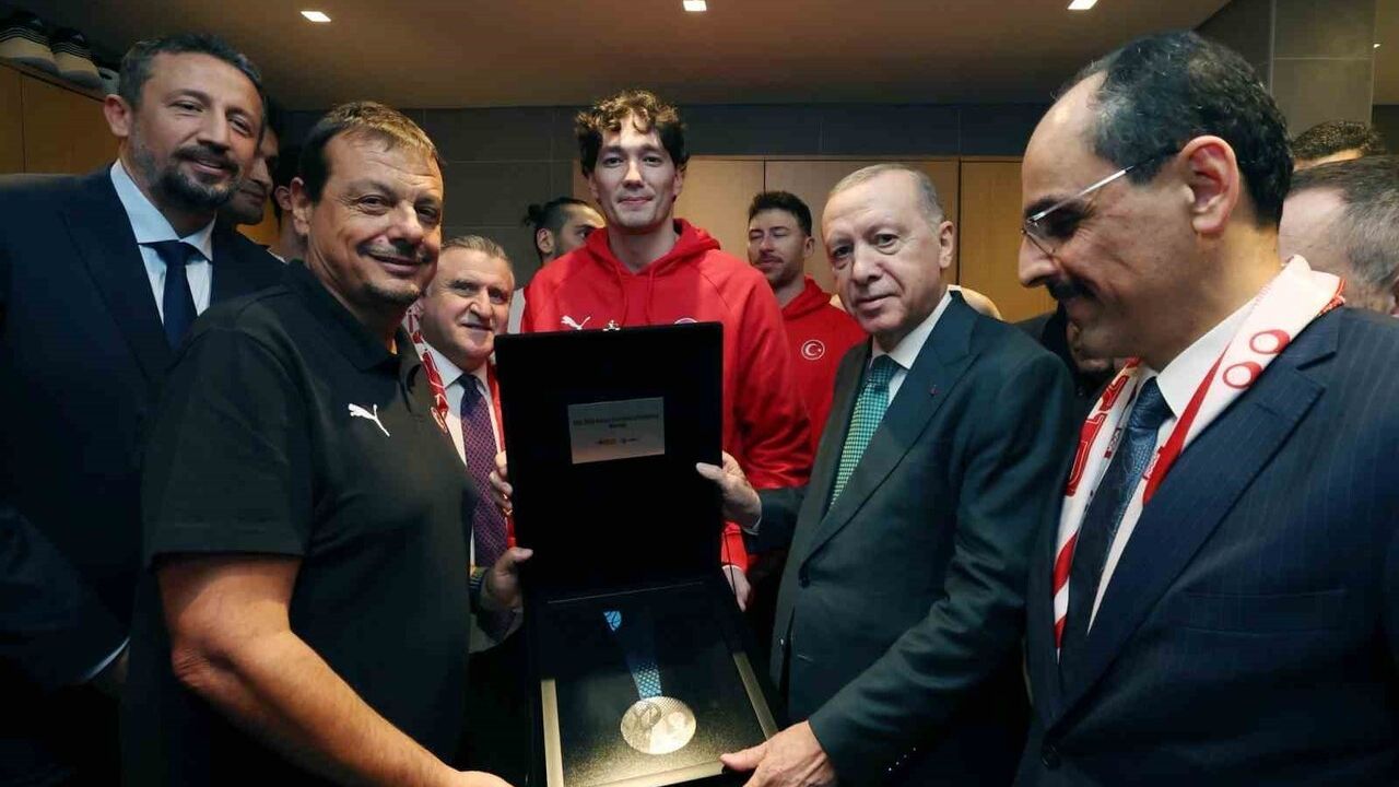 A Milli Erkek Basketbol Takımı Avrupa ikinciliği madalyasını Cumhurbaşkanı Erdoğan’a sundu