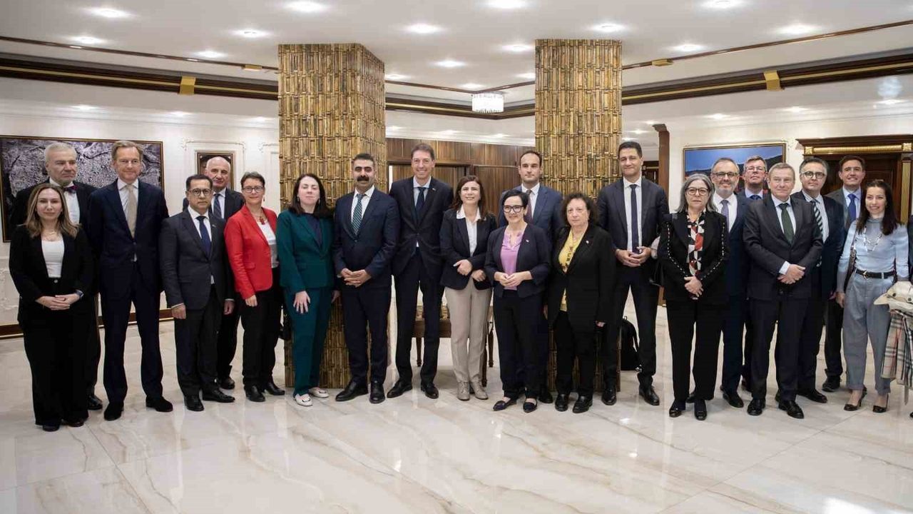 AB Delegasyonu ve Üye Ülke Büyükelçileri Diyarbakır Büyükşehir Belediyesini Ziyaret Etti