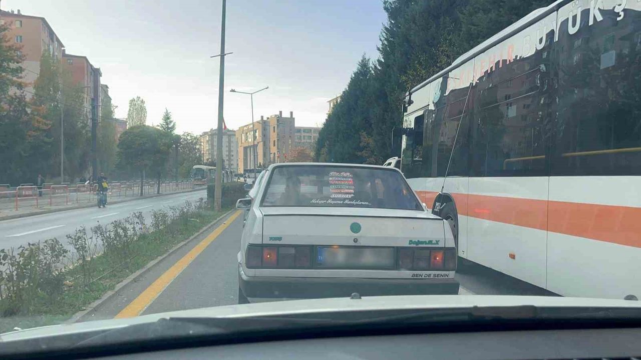 Abartı Egzozlu Araç Eskişehir Caddelerinde Rahatsızlık Verdi