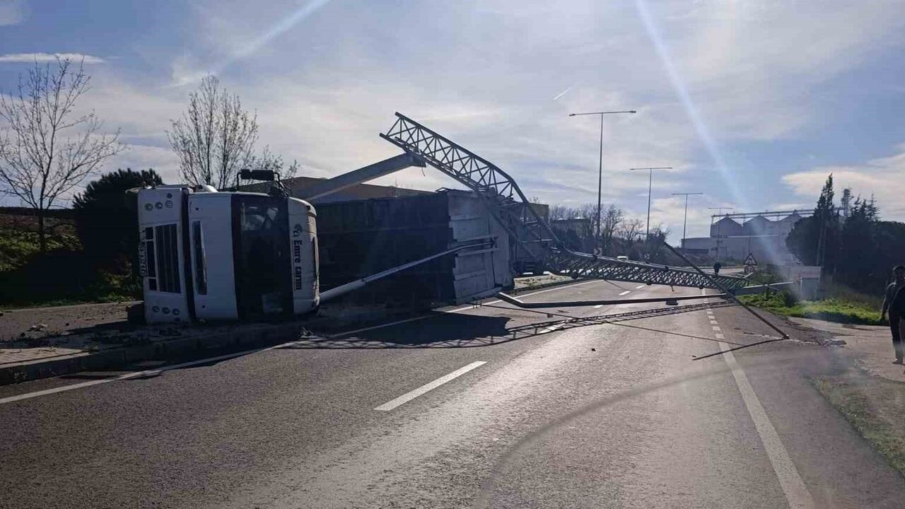 Açılan damper kameraları ve aydınlatma direklerini yıktı, kamyon devrildi