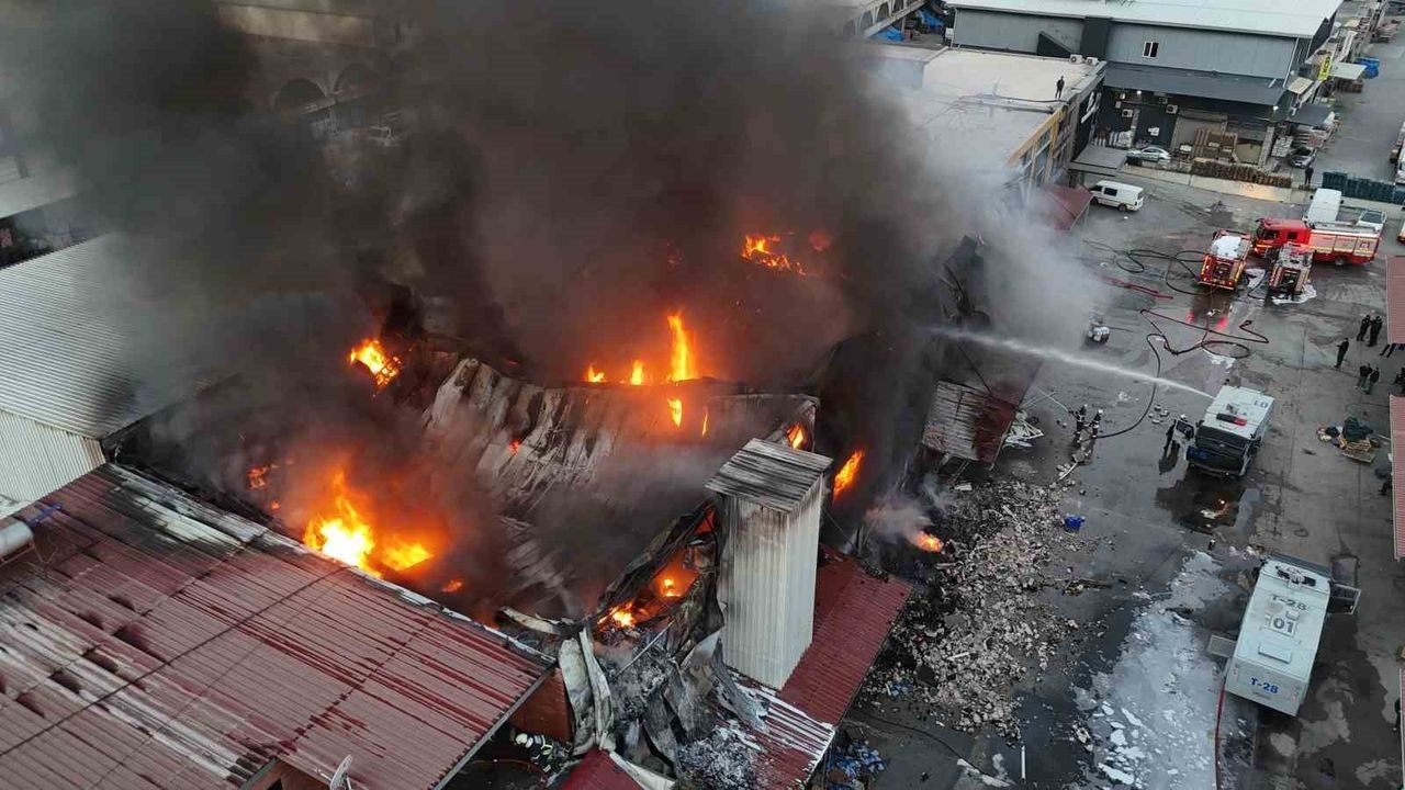 Adana'da 3 katlı hırdavat dükkanında yangın — söndürme çalışmaları sürüyor