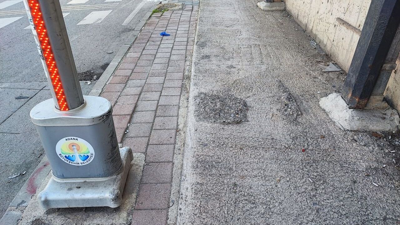 Adana'da engelli rampası reklam direği ve beton nedeniyle kullanılamaz hale geldi