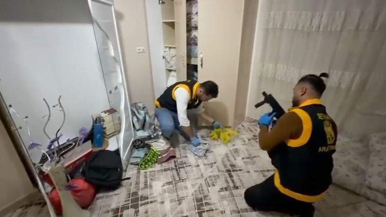 Adana’da gardıroptan çıkan cephanelik: 1’i otomatik 3 ruhsatsız tabanca