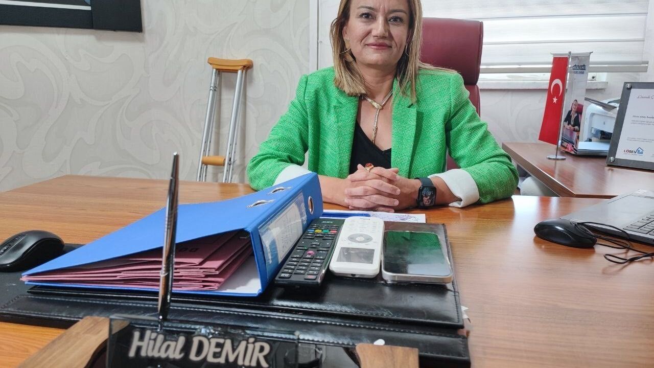 Adana'da Hilal Demir: Koltuk değneğiyle öğretmenlikten müdürlüğe