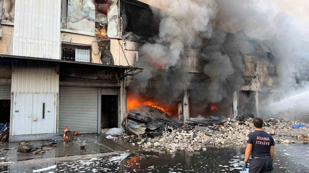 Adana'da hırdavat dükkanındaki yangın kontrol altına alındı