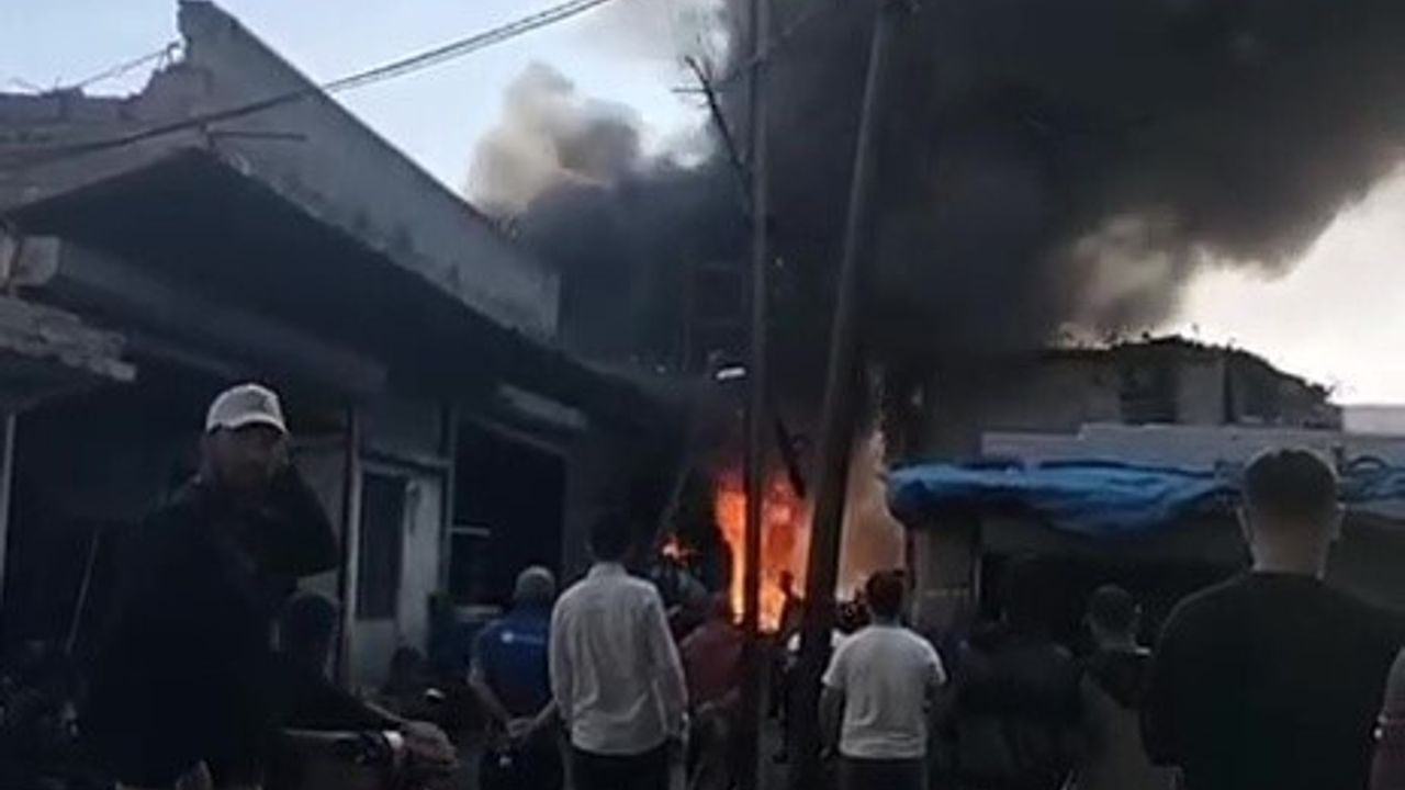 Adana’da hurdacı dükkânında çıkan yangın söndürüldü