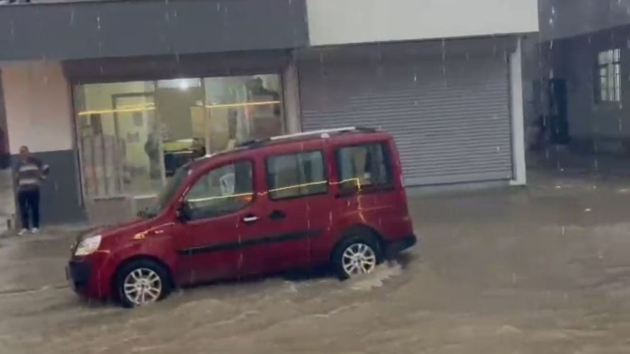 Adana’da Kısa Süreli Yağış Yolları Nehre Çevirdi