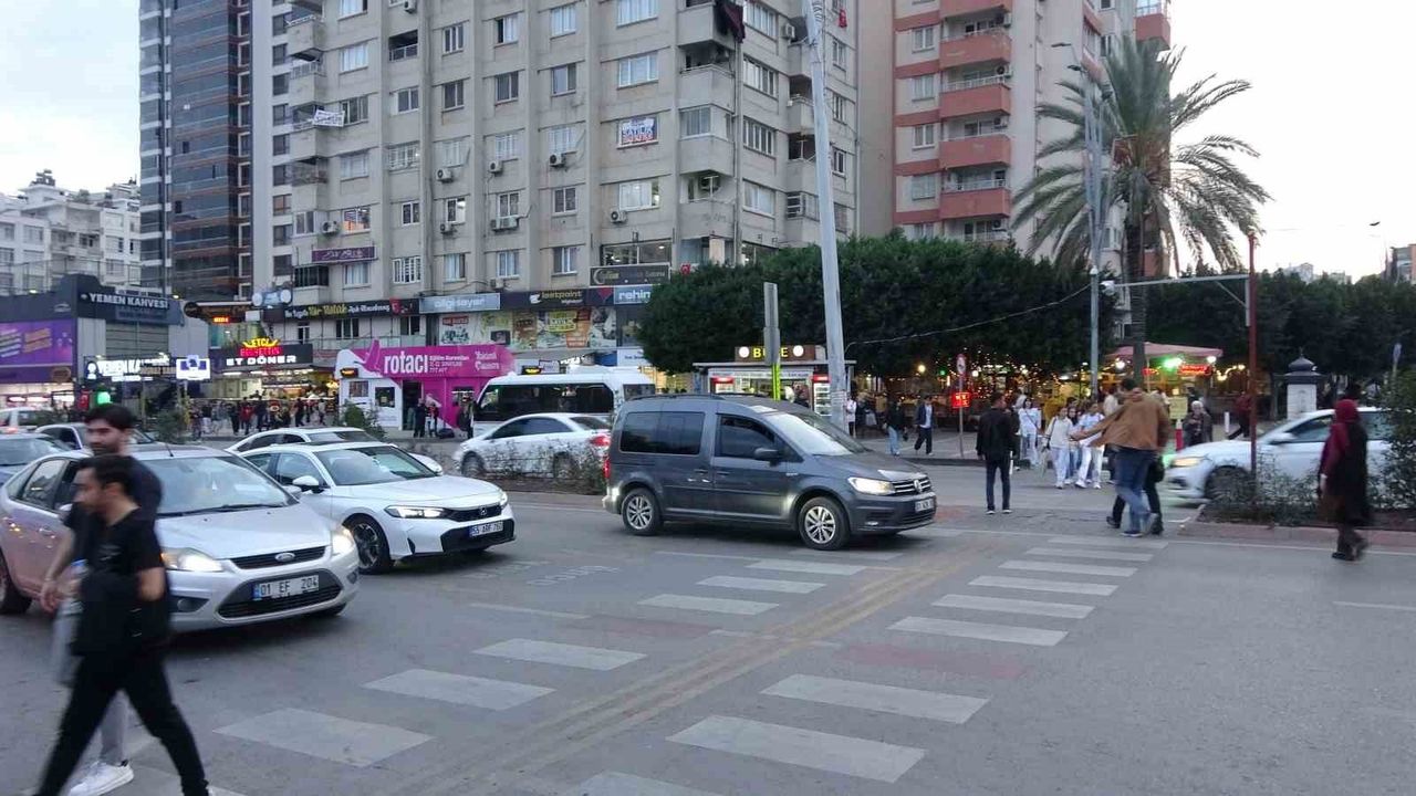 Adana'da minibüs refüje çıkıp 4 araca çarptı; yaya son anda kurtuldu