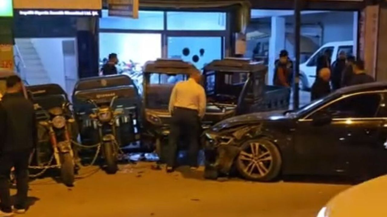 Adana'da otomobil dolmuşa ve kaldırımdaki 3 tekerli 2 motosiklete çarptı