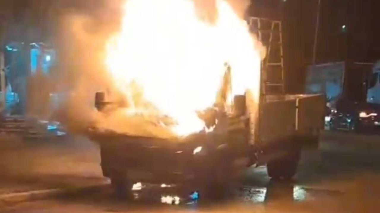 Adana'da Park Halindeki Kamyonet Yanarak Kullanılamaz Hale Geldi
