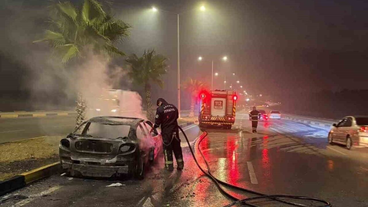 Adana'da Seyir Halindeki Otomobil Alev Aldı, İtfaiye Söndürdü