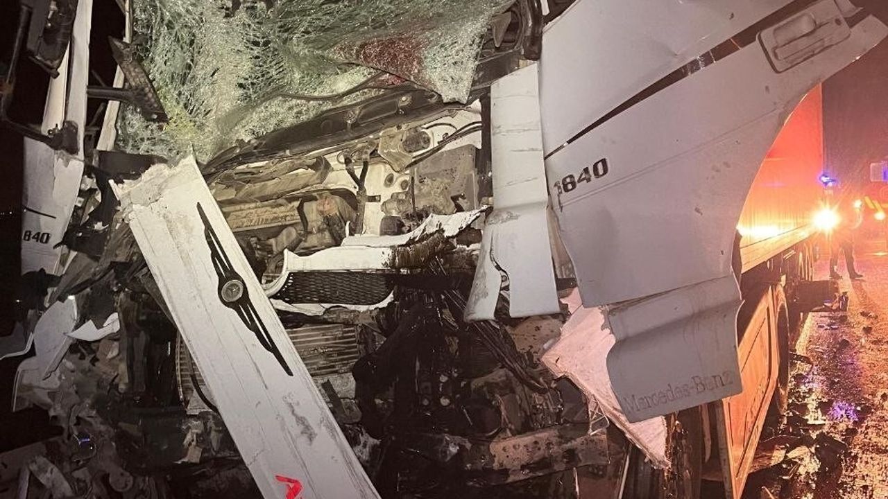 Adana'da tır park halindeki otobüse çarptı: 14 yaralı